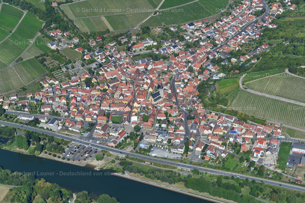 3650316 | HEIDINGSFELD 31.08.2016 Stadtgebiet mit Außenbezirken und Innenstadtbereich am Rand von landwirtschaftlichen Feldern und Ackerflächen in Heidingsfeld im Bundesland Bayern, Deutschland // Urban area with outskirts and inner city area on the edge of agricultural fields and arable land in Heidingsfeld in the state Bavaria, Germany Foto: Gerhard Launer