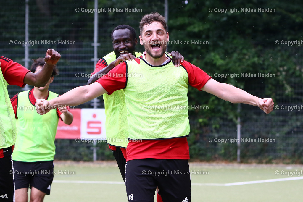 NH_KlubKosova_HarburgerSC_Testspiel_HarburgPokal_21072024 | #17 Edison Sa Borges Dju und #18 Roberto D'urso (Klub Kosova) jubeln über das 1:0.Fußball I Herren I Testspiel (Harburg-Pokal) I Saison 2024-2025 I Klub Kosova - Harburger SC I 21.07.2024 I Sportplatz Alter Postweg