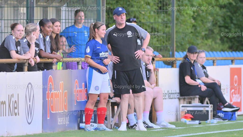 Holstein Kiel vs SV Meppen | Emma Jöhnk (Holstein #18) &amp; Trainer Stefan Fischer (Holstein) / Fußball-DFB-Pokal Play-Off-Runde Frauen 2025/2026 / Holstein Kiel vs SV Meppen / Citti Fussball Park - Projensdorf / Kiel / 17.08.25 - Realisiert mit Pictrs.com
