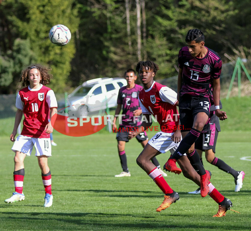 AUSTRIA U15 - MEXICO U15 | FABIAN SILBER (Austria #10) Herbey Diaz (Mexico #2) KENNETH ADEJENUGHURE (Austria #9) Jared Napoles (Mexico #13) Cristobal Aviles (Mexico #3) ; AUSTRIA U15 - MEXICO U15 am 29.04.2022 in Arnoldstein
(Sportplatz), AUSTRIA, (Photo by Ernst Krawagner sport-fan.at) - Realisiert mit Pictrs.com
