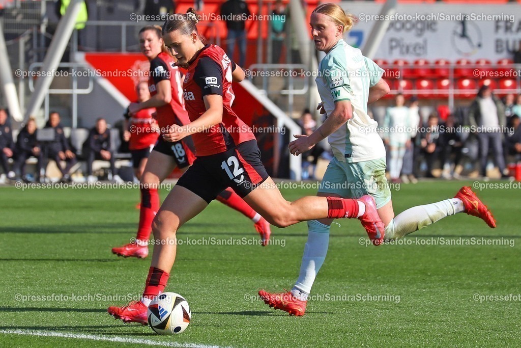 xSSC16032501025 | 16.03.2025, xsscx, Frauen Fußball, Bayer 04 Leverkusen - SV Werder Bremen, 1. Fußball Bundesliga, Ulrich-Haberland-Stadion, Saison 2024 2025: Julia Mickenhagen (Bayer 04 Leverkusen 12) im Zweikampf gegen Lina Hausicke (SV Werder Bremen 18) DFB regulations prohibit any use of photographs as image sequences and or quasi-video. 
