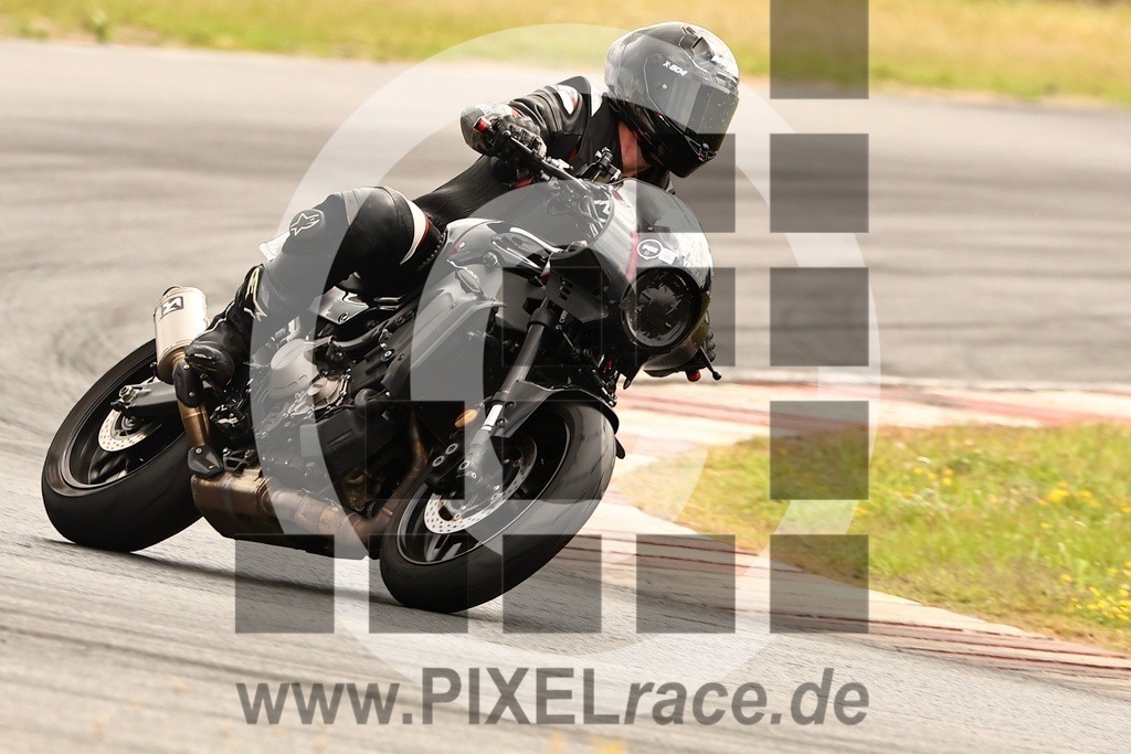 0170-20250715_13072 | Schöne Erinnerungen an spannende Momente - das festzuhalten ist unser Job. PIXELrace.de ist seit 2003 auf den Rennstrecken Europas unterwegs um die Action draußen beim Fahren und die wunderbare Stimmung imm Fahrerlager für euch einzufangen.