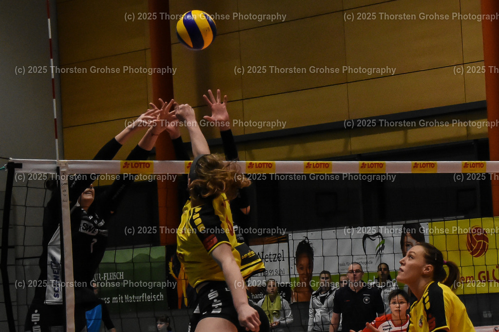 VBL VFB Suhl vs. SCHWARZ-WEISS Erfurt | Bailey Marie Nichol #1 (Schwarz-Weiss Erfurt), Andie Malloy #8 (VFB Suhl); VBL VFB Suhl vs. SCHWARZ-WEISS Erfurt, Volleyball-Bundesliga Frauen am 17.02.2018 in der Multihalle in Meiningen, (Deutschland) - Realisiert mit Pictrs.com