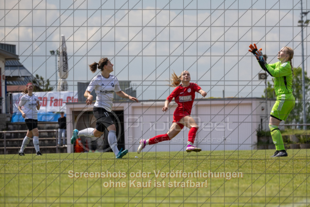 20250518_134742_0218 | #,1.FC Donzdorf (rot) vs. FV Bellenberg (weiß), Fussball, Frauen-Verbandsliga Württemberg, 20. Spieltag, Saison 20242025, Rasenplatz Lautertal Stadion, Süßener Straße 16, 73072 Donzdorf, 18.05.2025 - 1300 Uhr,Foto: PhotoPeet-Sportfotografie/Peter Harich