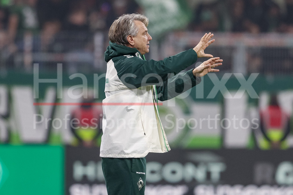 Fussball, Bundesliga, SV Werder Bremen - VfL Wolfsburg | Horst Steffen (Trainer, Cheftrainer, SV Werder Bremen) gibt Anweisungen, gestikuliert, mit den Armen gestikulieren, DIE DFL-RICHTLINIEN UNTERSAGEN JEGLICHE NUTZUNG VON FOTOS ALS SEQUENZBILDER UND/ODER VIDEOÄHNLICHE FOTOSTRECKEN. DFL REGULATIONS PROHIBIT ANY USE OF PHOTOGRAPHS AS IMAGE SEQUENCES AND/OR QUASI-VIDEO.