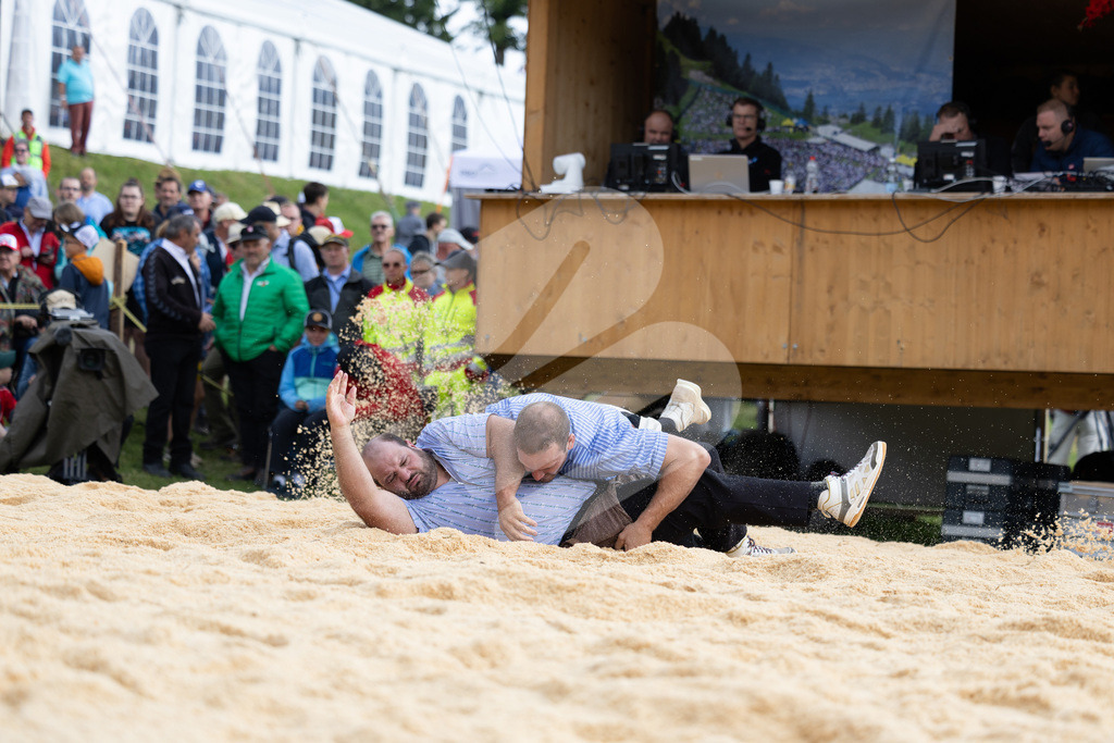 Rigi2025_1031 | Die Schwinger des Schwyzer Kantonalen Schwingerverbandes: Fotos, die Dynamik und Leidenschaft festhalten, sowie emotionale Momente aus dem traditionellen Schwingsport zeigen. - Realisiert mit Pictrs.com