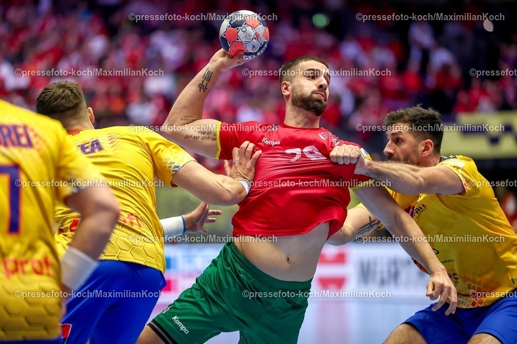 EHF16012601023 | 16.01.2026, Handball, Men's EHF EURO 2026, Portugal - Rumänien, Jyske Bank Boxen in Herning, Dänemark, Preliminary Round: xp70 im Zweikampf gegen   Tudor Botea (Romania #06)  Dan-Emil Racotea (Romania #17) 