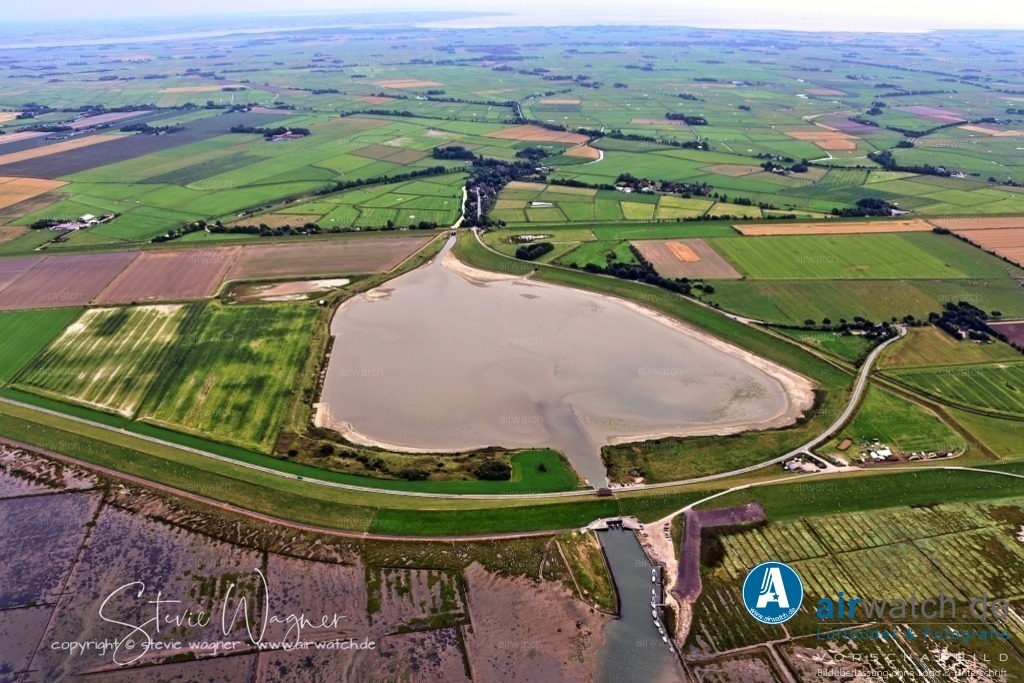 Luftbilder Everschopsiel Hafen | Sehenswürdigkeiten: 1.Lange Bank: Ein Kunstobjekt am Hafenbecken, das für Kommunikation und Attraktivitätssteigerung sorgt.2. Pier vor dem Schöpfwerk: Oft genutzt von Fischkuttern der Region.Steganlage: Für 6-10 Yachten, gut zugänglich und mit weichem Schlickgrund.3. Café Restaurant Spieskommer: Ein beliebtes Café in der Nähe des Hafens, das in der Sommerzeit geöffnet ist.