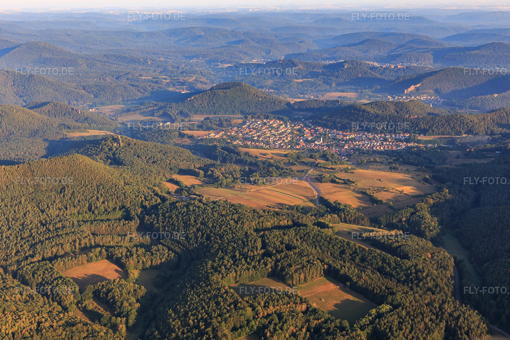 Luftbild: Ortsansicht von Süden in Busenberg im Bundesland Rheinland-Pfalz in Deutschland. Foto: IMG_121954.jpg vom 08.08.2020 durch Werner Riehm/FLY-FOTO.de
