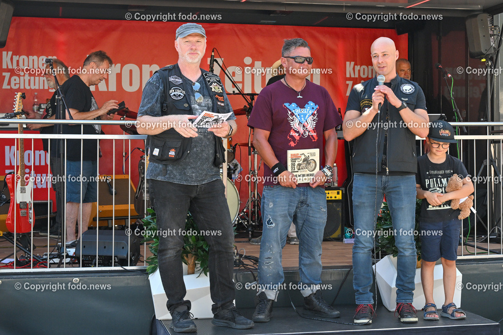 Linz_ Harley Davidson Charity_ 15.08.2023-41 | 15.08.2023, Linz, AUT, Harley Davidson Charity 2023 Hauptplatz Linz, im Bild Moderator, Didi Baier (Praesident Harley Davidson), Martin Hajart (VP, Vize-Bgm. der Stadt Linz) und Sohn Matthias