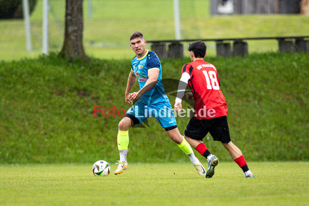 SG Wielenbach/Pähl gegen ESV Penzberg | Fußball Herren Kreisklasse Gruppe 3 Zugspitze 2024/25, SG Wielenbach/Pähl gegen ESV Penzberg, 20250525,Robin KERGL (SG Wielenbach/Pähl 11) am Ball,2025-05-25 in Pähl (Sportplatz Pähl), Robin KERGL (SG Wielenbach/Pähl 11), Julian TELAHR (ESV Penzberg 18)Copyright: WolfgangxLindner www.foto-lindner.de