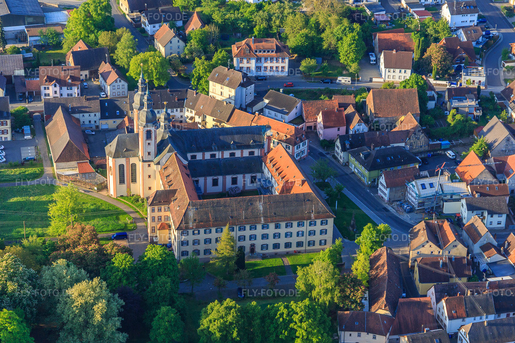 Luftbild: Ehemaliges Kloster Gerlachsheim mit Nardini-Schule und Bildungszentrum inab – Jugend, Bildung und Beruf. bei der Kirche Heilig Kreuz im Ortsteil Gerlachsheim in Lauda-Königshofen im Bundesland Baden-Württemberg in Deutschland.Foto: IMG_146294.jpg vom 10.05.2025 durch Werner Riehm/FLY-FOTO.deKinder- und Jugendheim St. Kilian | Nardini-Schuleninab Lauda-Königshofen / Kloster GerlachsheimPfarrkirche Hl. Kreuz