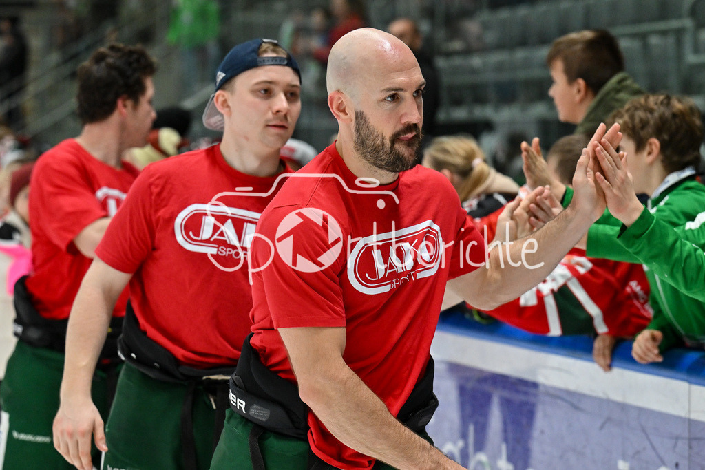 Augsburger Panther - Nürnberg Ice Tigers | Das Team der Augsburger Panther feiert zusammen mit den Fans den Heimsieg gegen Nuernberg / DEL: Augsburger Panther - Nuernberg Ice Tigers, Curt Frenzel Stadion am 06.12.2024 / Jason BAST (Augsburger Panther #45)