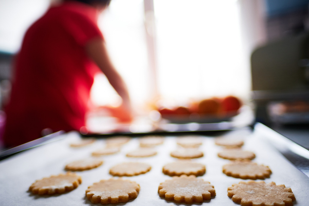 Herstellung von Weihnachtsgebäck | Wien, Austria - December 08, 2020: Herstellung von Weihnachtsgebäck, Linzeraugen auf dem Backblech. - Realisiert mit Pictrs.com