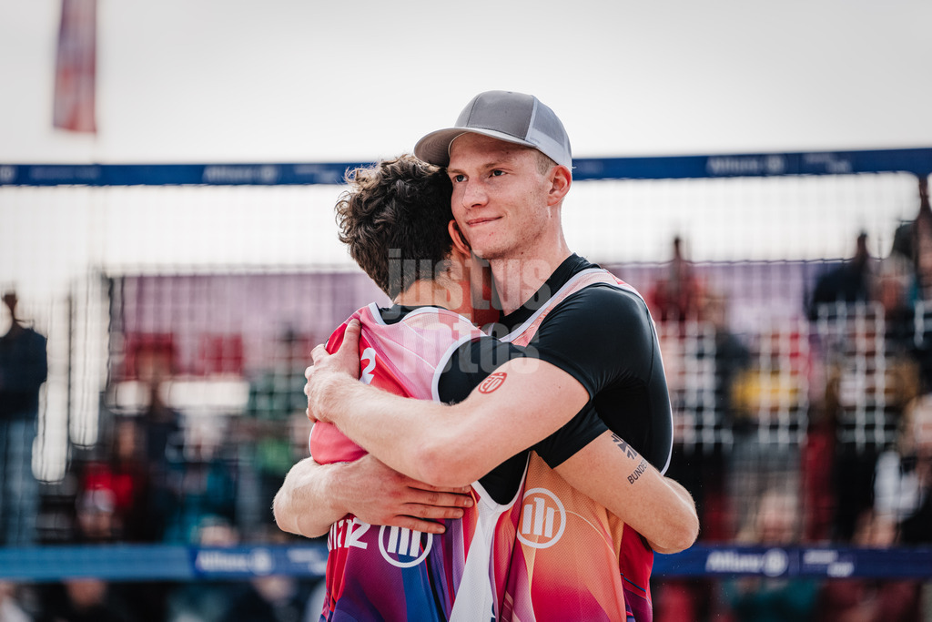 Beachvolleyball | Männer | German Beach Tour 2024 | Tourstop Bremen | 07.06.2024 | Philipp Huster (rechts) nimmt Lui Wüst (links) in den Arm