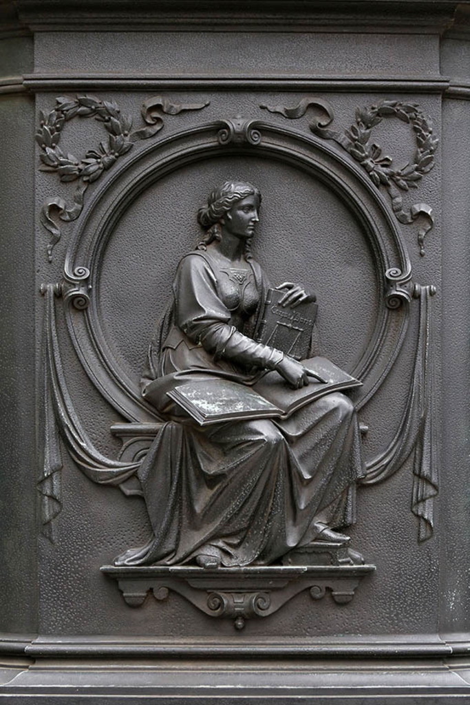 Foto: Leipzig - Leibniz Denkmal - allegorische Darstellung der Fakultät Jura | Das Team hinter BILDLEXIKON LEIPZIG bündelt historische wie aktuelle Informationen über die Stadt Leipzig in Text und Bild auf einer Plattform und stellt diese der interessierten Öffentlichkeit zur Verfügung.