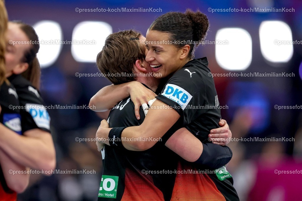 IHF09122502171 | 09.12.2025, Handball WM Frauen, Viertelfinale, Deutschland - Brasilien, 27th IHF Women's Handball World Championship, Westfalenhalle Dortmund: Freude nach dem Sieg und dem EInzug ins Halbfinale. Die Mannschaft feiert den Sieg unter Freudentränen zusammen auf dem Spielfeld und liegt sich glücklich in den Armen. Alina Grijseels (GER #04)  umarmt Aimee von Pereira (GER #49)   glücklich 