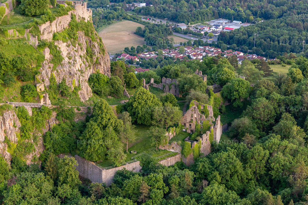 Luftbild: Ruinen der Karlsbastion am Hohentwiel in Singen im Bundesland Baden-Württemberg in Deutschland. Foto: IMG_131802.jpg vom 25.05.2022 durch Werner Riehm/FLY-FOTO.de