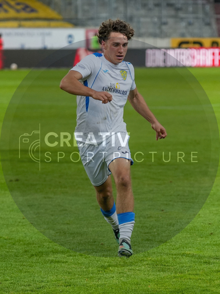 Fußball, Herren, Saison 2025/2026, Regionalliga Nordost, 5. Spieltag, Hallescher FC vs. FSV 63 Luckenwalde, Dienstag 26.08.2025, Leuna-Chemie-Stadion Halle, | Fußball, Herren, Saison 2025/2026, Regionalliga Nordost, 5. Spieltag, Hallescher FC vs. FSV 63 Luckenwalde, Dienstag 26.08.2025, Leuna-Chemie-Stadion Halle, Im Bild: Max Hathaway (Luckenwalde) - Realisiert mit Pictrs.com