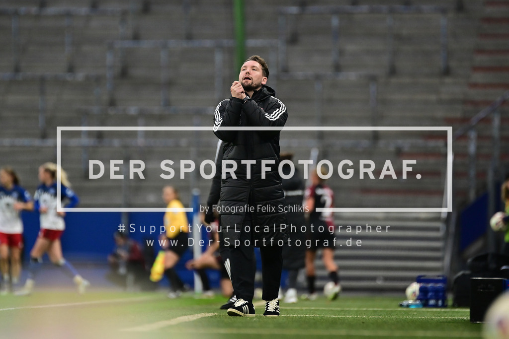 Fußball I Frauen I Saison 2025-2026 I Bundesliga I 10. Spieltag I Hamburger SV - 1. FC Nürnberg I 45508 | Schaut enttäuscht, betrübt, deprimiert, frustriert, geknickt, gekränkt, niedergeschlagen, unzufrieden, ernüchtert, schlecht gelaunt: Thomas Oostendorp (1, 1. FC Nürnberg) - Realisiert mit Pictrs.com