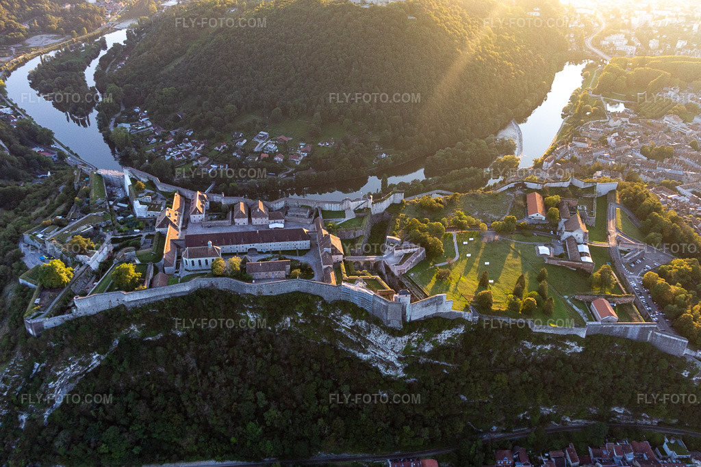 Aerial view: Et Zoo de Besançon in the district Citadelle in Besançon in the state Doubles, France. – Photo: IMG_129663.jpg taken on 09/23/2021 by Werner Riehm/FLY-FOTO.com – Resolution of the original: 4531 x 3021 px