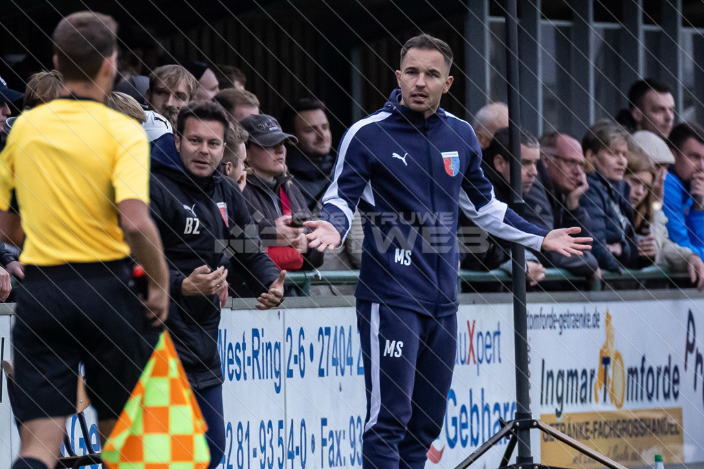20251004_Picselweb-Fotografie_1R3_4408_web | Bezirkspokal Viertelfinale, SV Ahlerstedt/Ottendorf - SV Drochtersen/Assel II, Ergebnis 0:3. Foto: Jörg Struwe - picselweb.de - Realisiert mit Pictrs.com