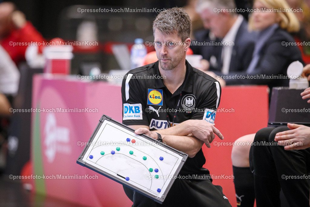 DueDHB03032402171 | 03.03.2024, Handball, Düsseldorf, Mitsubishi Electric Halle, Frauen EHF EURO Qualifikation, Spieltag 4, Deutschland - Slowakei: Bundestrainer Markus Gaugisch (Deutschland) mit Taktikboard an der Seitenlinie