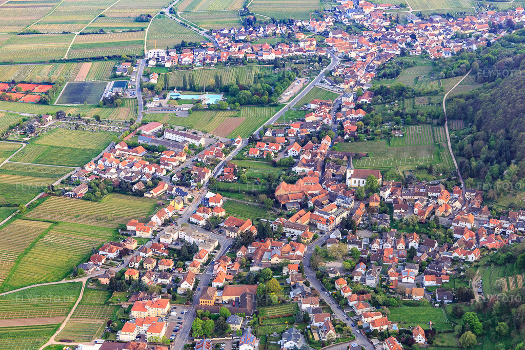 Luftbild: Ortsansicht aus Norden im Ortsteil Hambach an der Weinstraße in Neustadt im Bundesland Rheinland-Pfalz in Deutschland. Foto: IMG_106812.jpg vom 21.04.2018 durch Werner Riehm/FLY-FOTO.de
