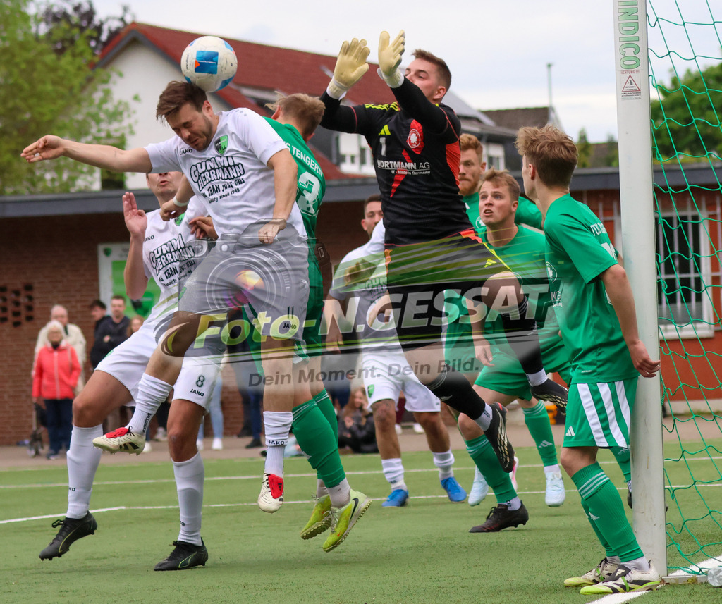 SC Bünde - TuS Tengern | Auf dem Bild zu sehen: weiß SC Bünde: Fabio Serrone ; schwarz TuS Tengern TW: Dennis Schmidt  SC Bünde, TuS Tengern, Saison 25/26, Bezirksliga, Hunnebrock, Deutschland - Realisiert mit Pictrs.com