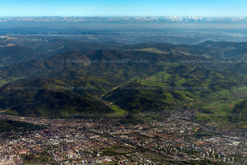 4023748 | Blick über Freiburg und den Schwarzwald zu den Schweizer Alpen