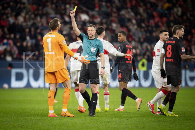 German Bundesliga, Bayer 04 Leverkusen vs. VfB Stuttgart, 10.01.2026 | LEVERKUSEN, GERMANY - JANUARY 10:  Referee Felix Zwayer (Berlin) shows Mark Flekken (Bayer 04 Leverkusen, 1) the yellow card during the German Bundesliga match on gameday 16 between Bayer 04 Leverkusen vs. VfB Stuttgart at BayArena on January 10, 2026 in Leverkusen, Germany. DFL REGULATIONS PROHIBIT ANY USE OF PHOTOGRAPHS AS IMAGE SEQUENCES AND/OR QUASI-VIDEO.