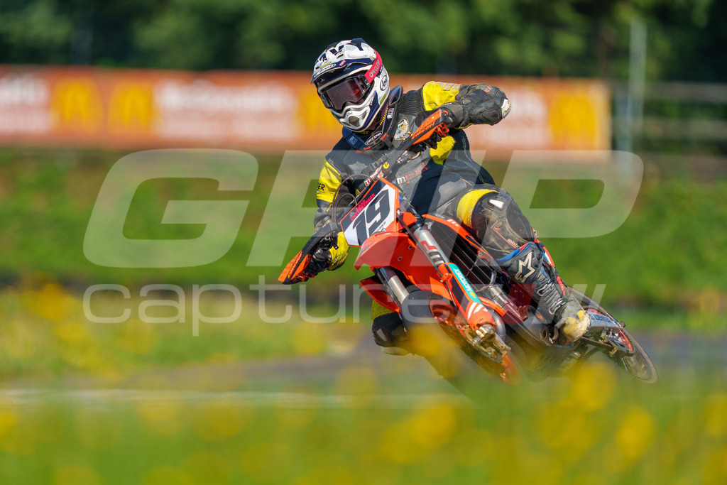 SuperMoto_Staatsmeisterschaft_Greinbach_324 | GRIPcapture steht für authentische Sportfotografie in Österreich – für Momente, die mehr sind als Geschwindigkeit oder Ergebnis. Es geht um Emotion, Spannung, Fokus und den Augenblick, der oft nur einen Wimpernschlag dauert.Ob Motorsport, Teamsport oder 