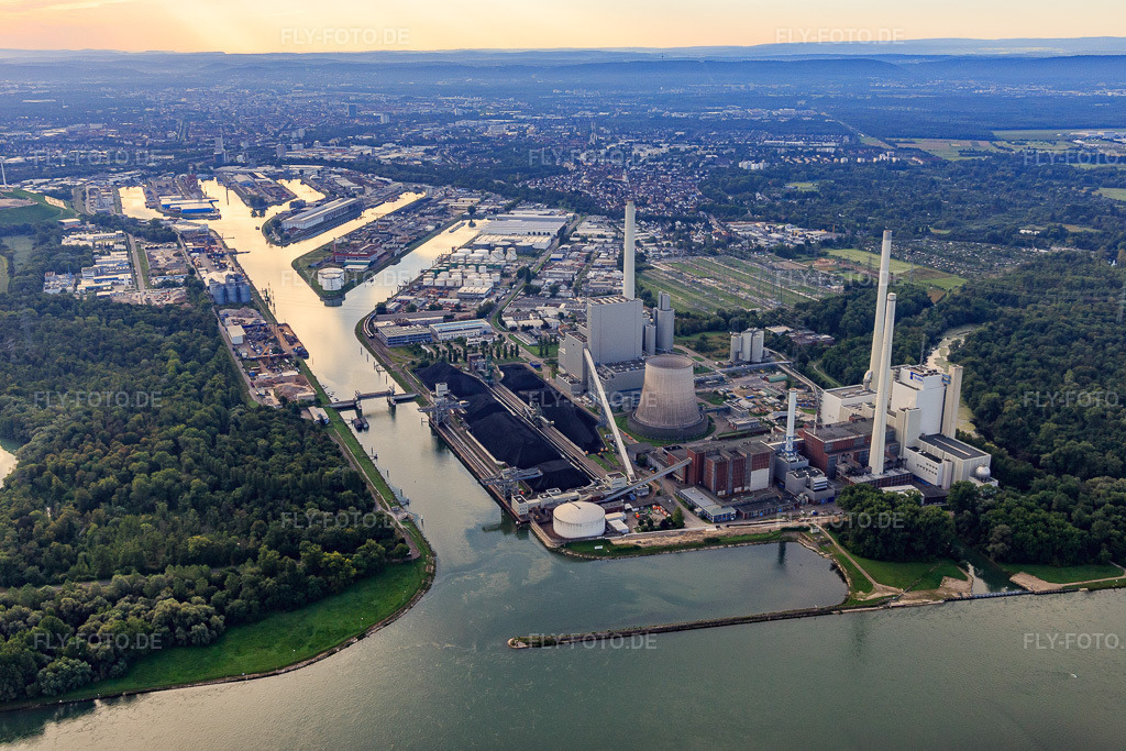 Luftbild: Rheinhafen-Dampfkraftwerk Karlsruhe und Rheinhäfen am Morgen aus Westen im Ortsteil Daxlanden in Karlsruhe im Bundesland Baden-Württemberg in Deutschland. Foto: IMG_149481.jpg vom 09.08.2025 durch Werner Riehm/FLY-FOTO.de