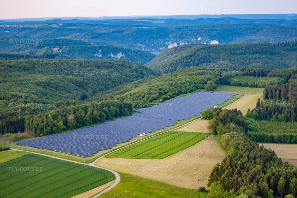 Luftbild: Goße Freiflächen-PV-Anlage am Waldrand im Ortsteil Kreenheinstetten in Leibertingen im Bundesland Baden-Württemberg in Deutschland. – Foto: IMG_57717.jpg vom 08.06.2013 durch Werner Riehm/FLY-FOTO.de – Auflösung des Originals: 4752 x 3168 px