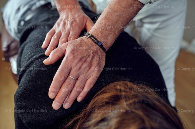 Chiropraxis Blacketer Köln | High End Portraits. Einzelportrait Paarportrait Gruppenportrait Künstlerportrait Bandportzait Bühnenfotografie Fashion Lifestyle Urbanlife  - Realisiert mit Pictrs.com