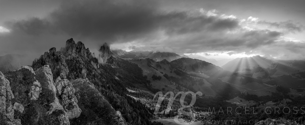 dramatic sunset panorama at the rugged peaks of Gastlosen in the alpine foothills of Fribourg | Die ideale Geschenkidee für Naturliebhaber. Naturbilder von Marcel Gross Photography für ihr Zuhause in den verschiedensten Formaten und Materialien. - Realisiert mit Pictrs.com