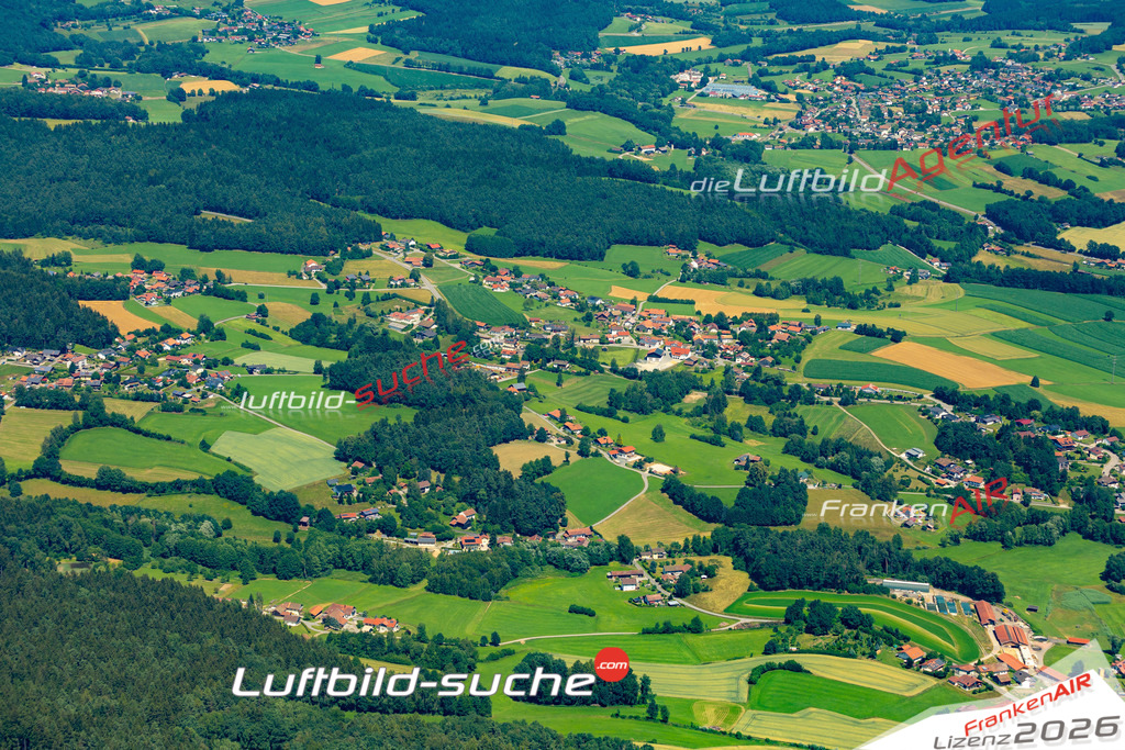 Die Luftaufnahme Haus - Bad Kötzting wurde 2022 vom Flugzeug aus (keine Drohne) erstellt. Hohe Auflösung -für große Poster und Wandbilder geeignet - Garantiert!