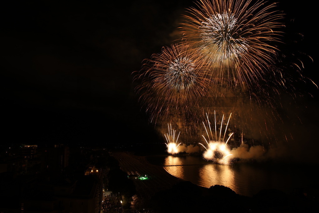 Ferragosto Fireworks in Grado, Italy | GRADO, ITALY, 15.AUG.26 - FIREWORKS - Ferragosto fireworks over the Adriatic Sea in Grado, Italy. Colorful fireworks light up the night sky above the beach, coastline and waterfront during the traditional summer celebration. - Realisiert mit Pictrs.com
