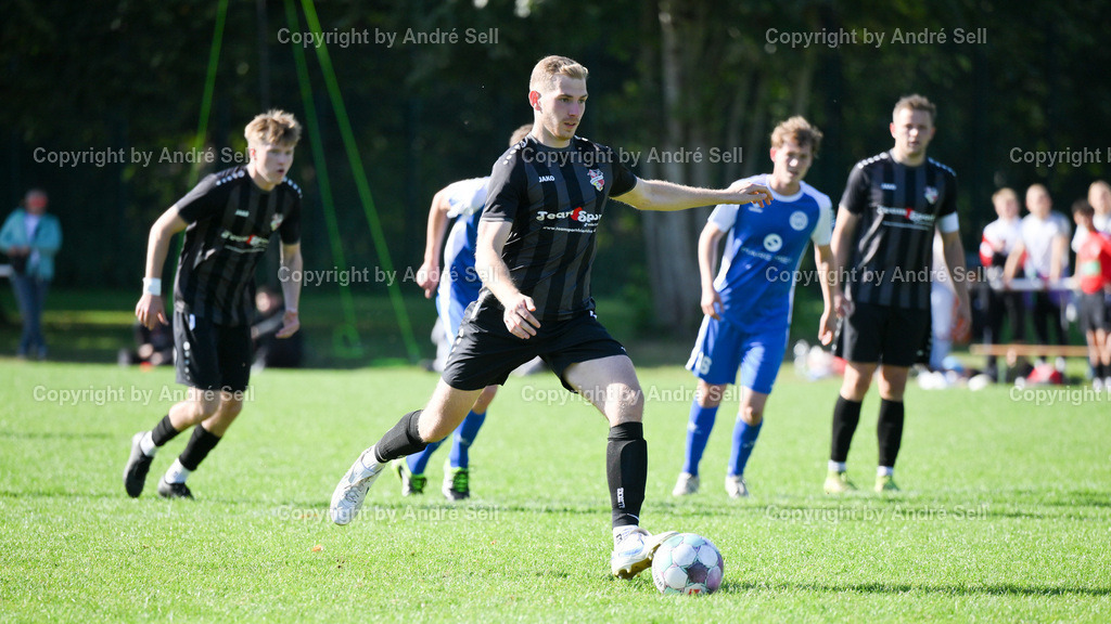 Kieler MTV vs TSV Bordesholm | Kolja Baeskow (KMTV #6) trifft per Foulelfmeter zum 3-0 / Fußball-Verbandsliga Ost Männer 2025/2026 / Kieler MTV vs TSV Bordesholm / Professor-Peters-Platz / Kiel / 28.09.25 - Realisiert mit Pictrs.com