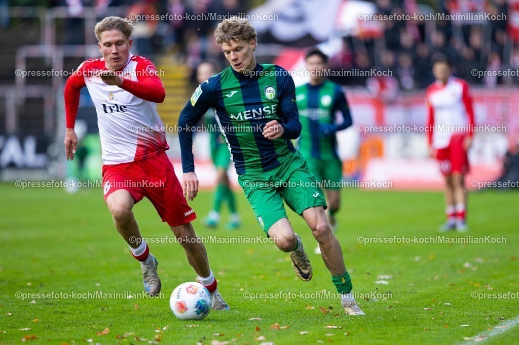 xKWIx26102501051 | 26.10.2025, xkwix, Fußball, Regionalliga West, FC Gütersloh - Sportfreunde Siegen, Ohlendorf Stadion im Heidewald:  Henri Bollmann (FC Gütersloh #2) im Zweikampf gegen Leon Pursian (Sportfreunde Siegen #6)