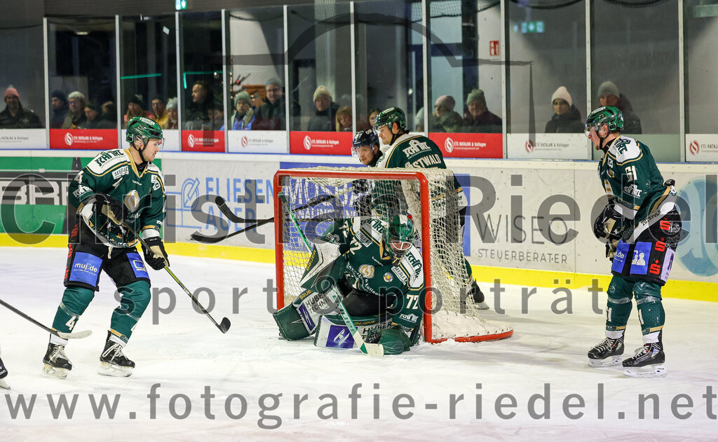 2026-01-06_060_TSV_Erding_gegen_EV_Lindau_Islanders | Erding, Deutschland, 06.01.2026:Eishockey, Oberliga Süd 2025 / 2026, 35. Spieltag, TSV Erding gegen EV Lindau Islanders, Endergebnis: 2:5Jesse Kauhanen (Erding Gladiators, #4), Torwart David Zabolotny (Erding Gladiators, #72), Dennis Miller (Erding Gladiators, #61)Foto: Christian Riedel / fotografie-riedel.net