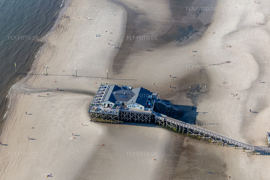 Luftbild: Küsten- Landschaft am Sandstrand der Nordsee im Ortsteil Ording in Sankt Peter-Ording im Bundesland Schleswig-Holstein in Deutschland. Foto: IMG_0007223.jpg vom 10.07.2021 durch Werner Riehm/FLY-FOTO.de