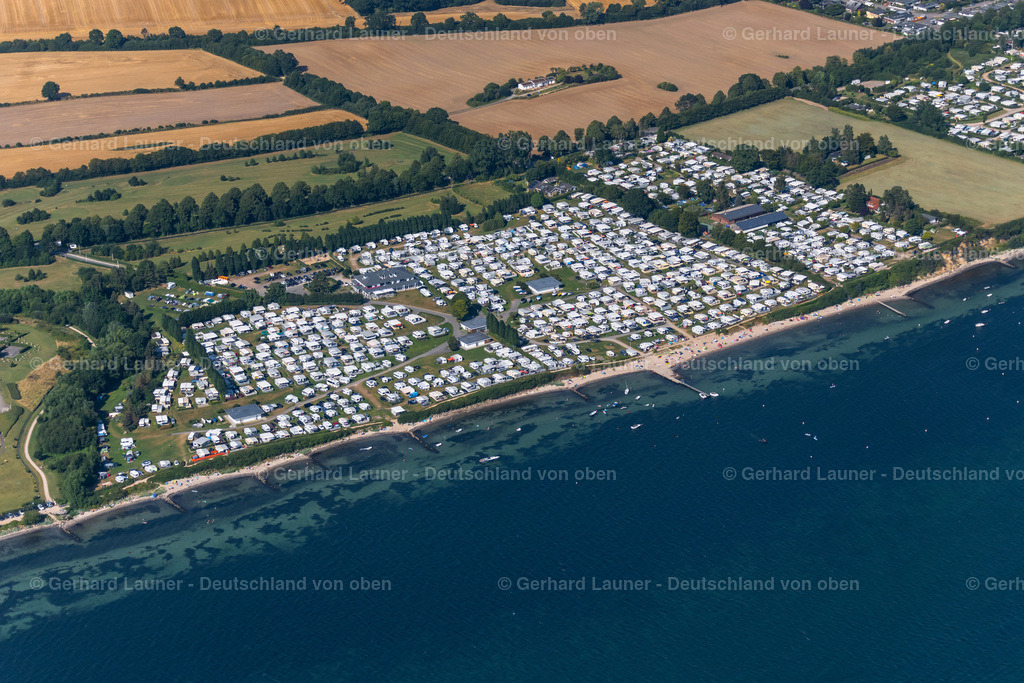 4038105 | NEUSTADT IN HOLSTEIN 07.08.2020 Wohnwagen und Zelte- Campingplatz - und Zeltplatz " Südstrand " an der Pelzerhakener Straße in Neustadt in Holstein im Bundesland Schleswig-Holstein, Deutschland. // Caravans and tents - camping site - and campground "Suedstrand" on Pelzerhakener Strasse in Neustadt in Holstein in the state Schleswig-Holstein, Germany. Foto: Gerhard Launer