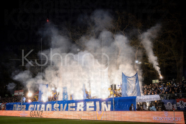 3. Liga: FC Viktoria Köln - TSV 1860 München, 06.03.2026 | Die Fans aus München zünden Pyrotechnik ; Köln, 06.03.2026 - 28. Spieltag der 3. Fußball-Liga: FC Viktoria Köln - TSV 1860 München im Sportpark Höhenberg in Köln.Die DFL-Bestimmungen verbieten die Verwendung von Fotografien als Bildsequenzen und / oder Quasi-Videos.