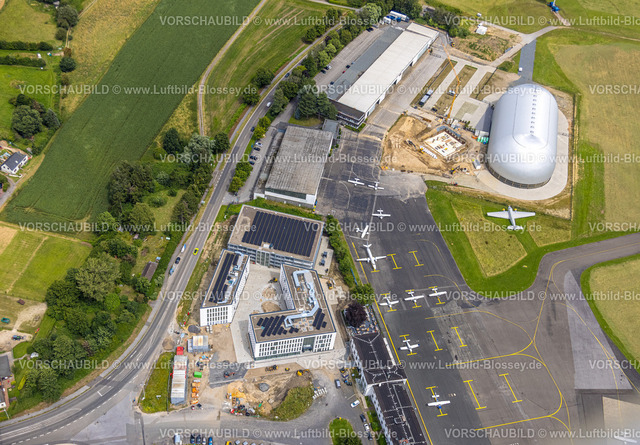 Muelheim240702628 | Luftbild, Flughafen Essen/Mülheim, Baustelle neben der Luftschiffhalle, Baustelle und Neubau Bürohäuser mit Parkhaus am Beykozplatz, parkende Flugzeuge, Holthausen - Südost, Mülheim an der Ruhr, Ruhrgebiet, Nordrhein-Westfalen, Deutschland