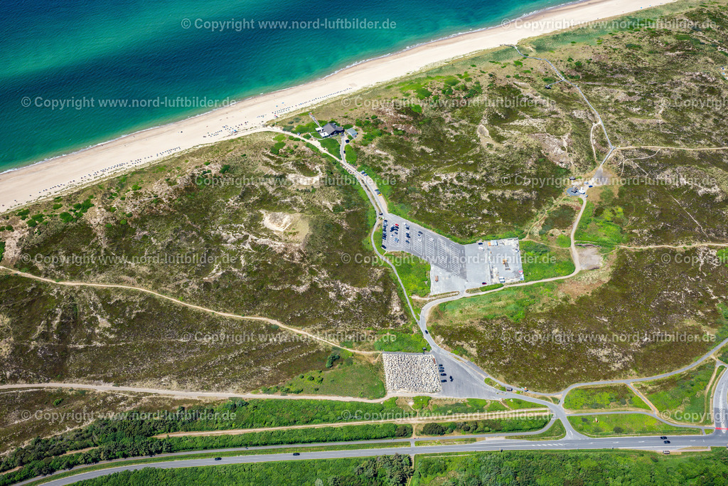 Sylt_Westerland_Tetrapoden_Lagerstätte_ELS_4930210625 | SYLT 21.06.2025 Abstellfläche für Beton Tertapoden "Strandbefestigung" in Westerland auf Sylt im Bundesland Schleswig-Holstein, Deutschland. // Storage area for concrete tertapods "beach fortification" in Westerland on Sylt in the state Schleswig-Holstein, Germany. Foto: Martin Elsen