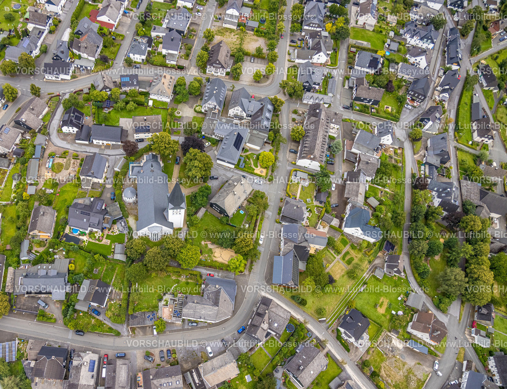 Warstein240712978Hirschberg | Luftbild, Wohngebiet Ortsansicht Hirschberg mit kath. Kirche St. Christophorus, Hirschberg, Warstein, Sauerland, Nordrhein-Westfalen, Deutschland