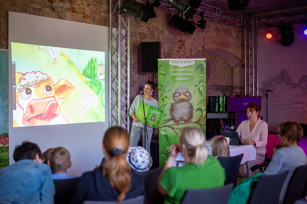 Kinderbuchlesung im Forte Belvedere Leisnig | Kinderbuchlesung der Kleine Spatz und das Ungeheuer mit Böhm & Böhm im Forte Belvedere Leisnig zum Festival Hallo Leisnig 2022. - Realisiert mit Pictrs.com