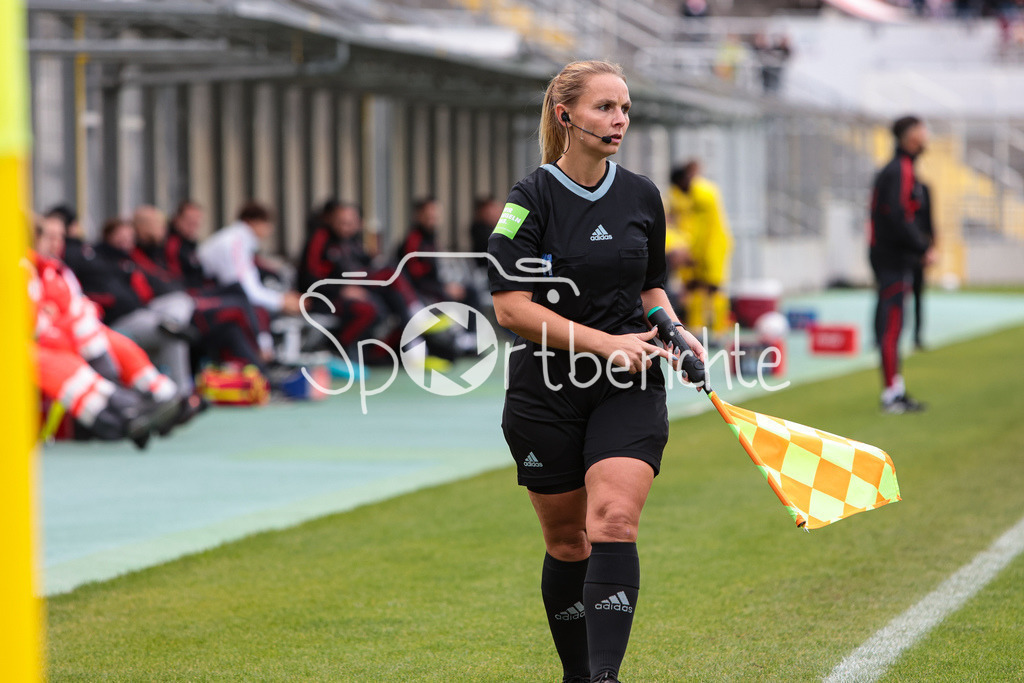 FC Bayern Amateure - FC Wuerzburger Kickers | Linienrichterin Paulina Koch in Aktion