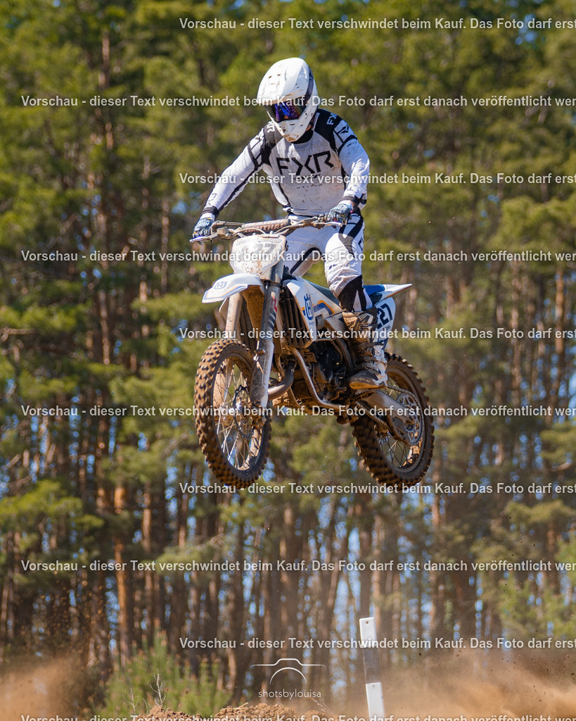 20260501_MCWriezen-3168 | Sportfotografin aus Berlin-Brandenburg mit Fokus auf Motocross. Ich halte deine sportliche Leistung und echte Emotionen auf und neben der Strecke professionell fest. Entdecke die Fotos von deinem Rennen und bestelle sie direkt hier im Shop.